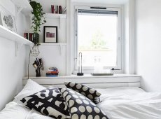 Mała sypialnia w kolorze białym